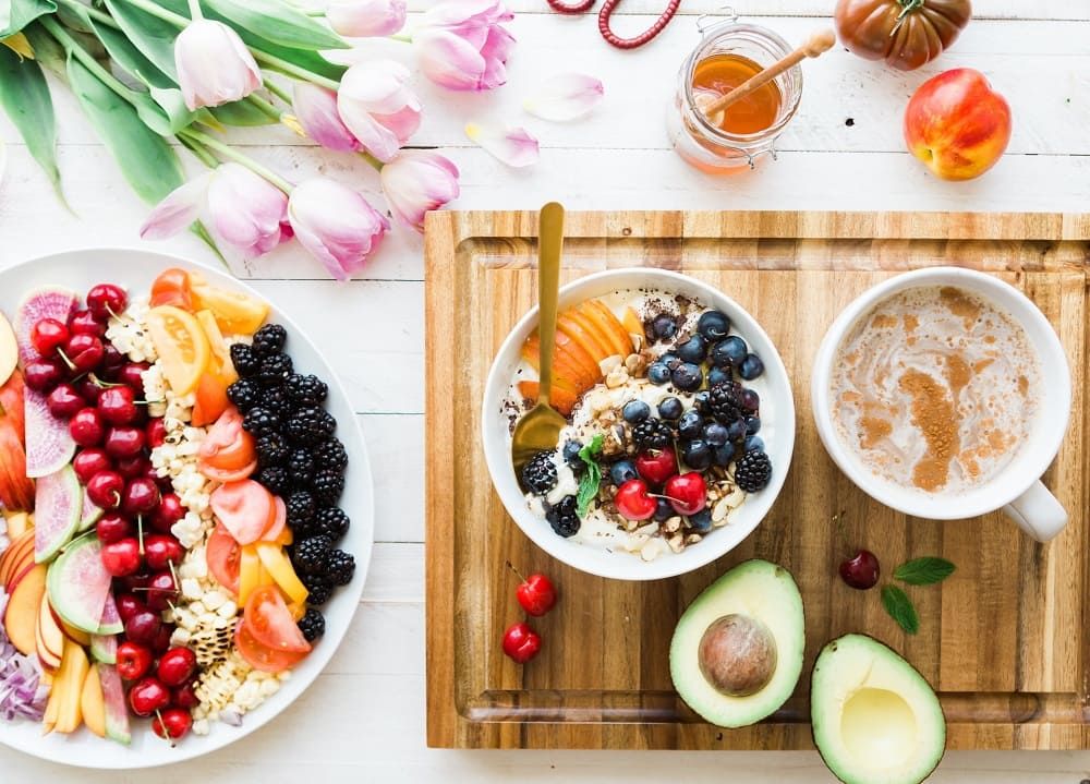 Müsli und Obst auf dem Frühstückstisch